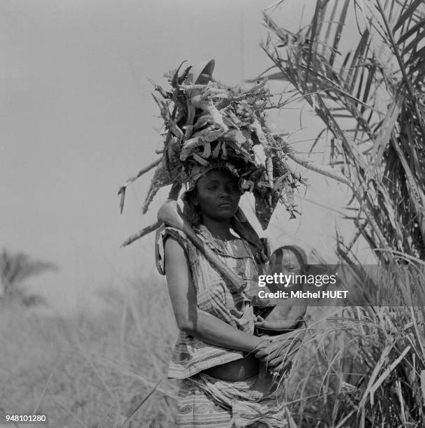 Femme avec son bébé dans la province du Kasaï, circa 1950, République démocratique du Congo.