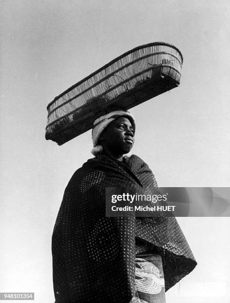 Une femme bassoundi au Congo vers 1950-1953. Une femme bassoundi au Congo vers 1950-1953.