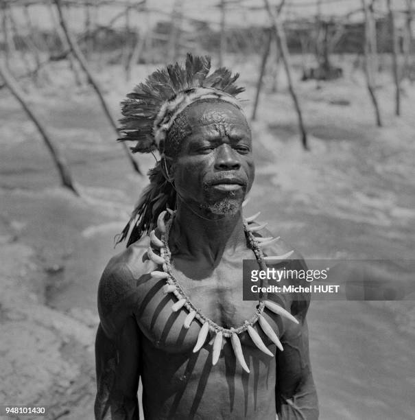 Portrait d'un homme Enya dans la province Orientale, circa 1950, République démocratique du Congo.