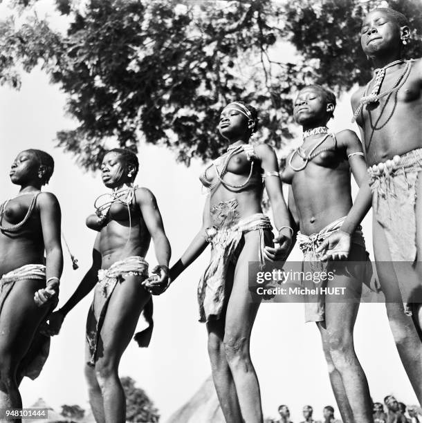 Des jeunes filles Sara dansent pour mettre en valeur leur tempérament et leur beauté physique au Tchad vers 1950-1953. Des jeunes filles Sara dansent...