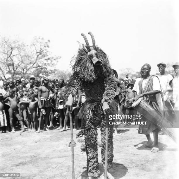 Un masque de divertissement chez les Bobo de Dédougou au Burkina Faso au début des années 1950. Un masque de divertissement chez les Bobo de Dédougou...