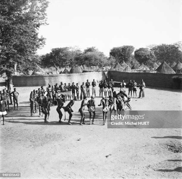 Des jeunes filles et garçons Sara s'affrontent lors de danses de séduction au Tchad vers 1950-1953.