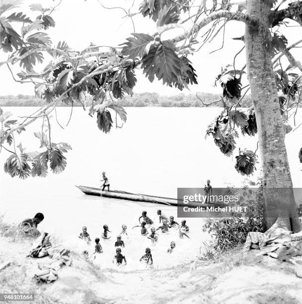 Des enfants se baignent dans le fleuve Aruwiwi dans la province orientale du Congo vers 1950-1953. Des enfants se baignent dans le fleuve Aruwiwi...