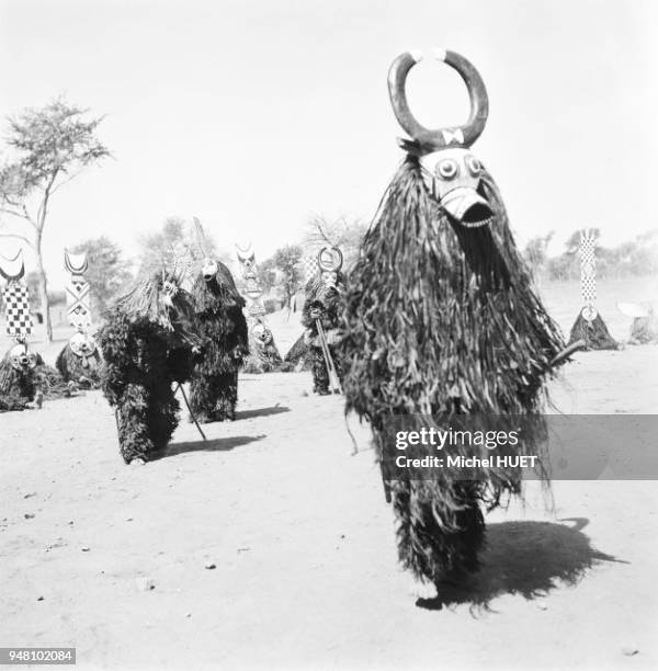 Un masque de divertissement chez les Bobo de Dédougou au Burkina Faso au début des années 1950 Un masque de divertissement chez les Bobo de Dédougou...