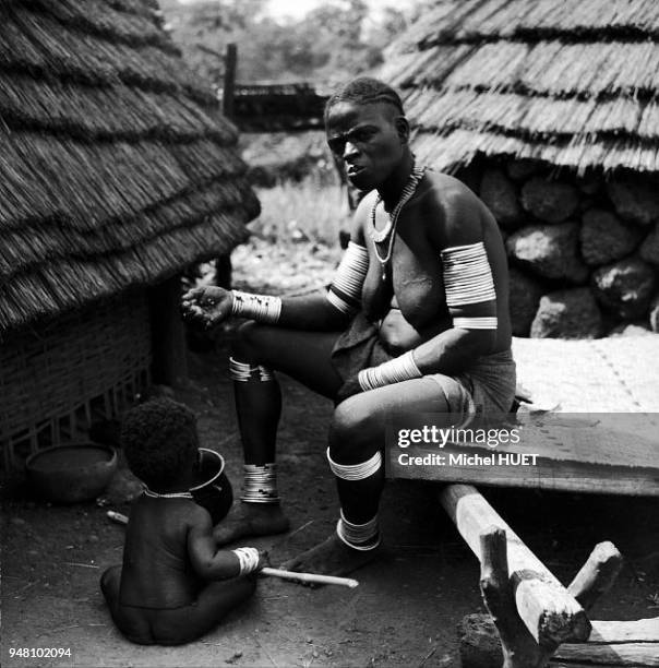 MERE ET ENFANT DE L'ETHNIE BASSARI EN GUINEE VERS 1950-1953.