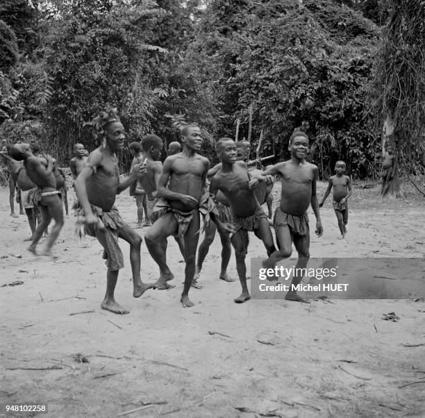 Danse traditionnelle chez les Pygmées, dans la province Orientale, circa 1950, République démocratique du Congo.