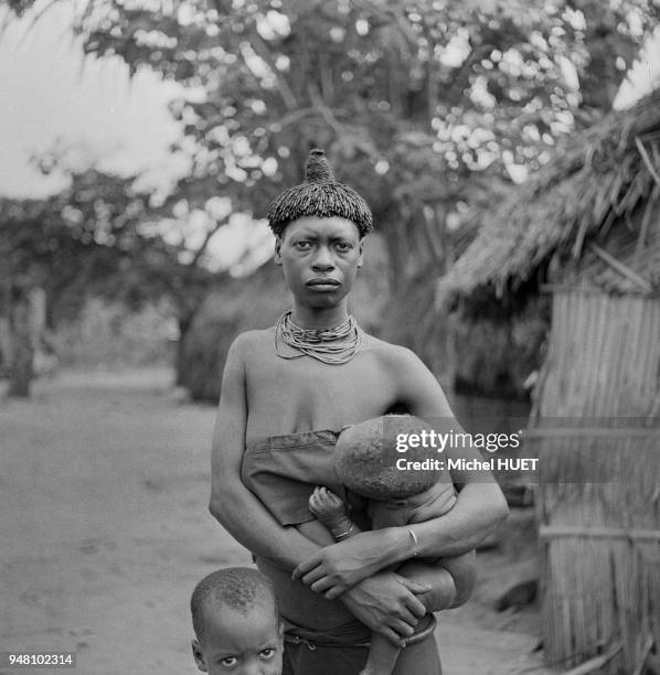 Femme Pendé avec son bébé dans la province , circa 1950, République démocratique du Congo.