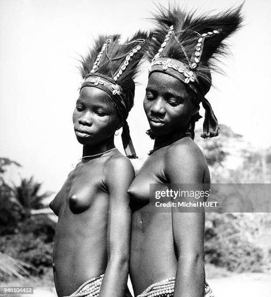 Danseuses au mouchoir chez les Guéré dans la région de Man en Côte d'Ivoire vers 1950-1960.