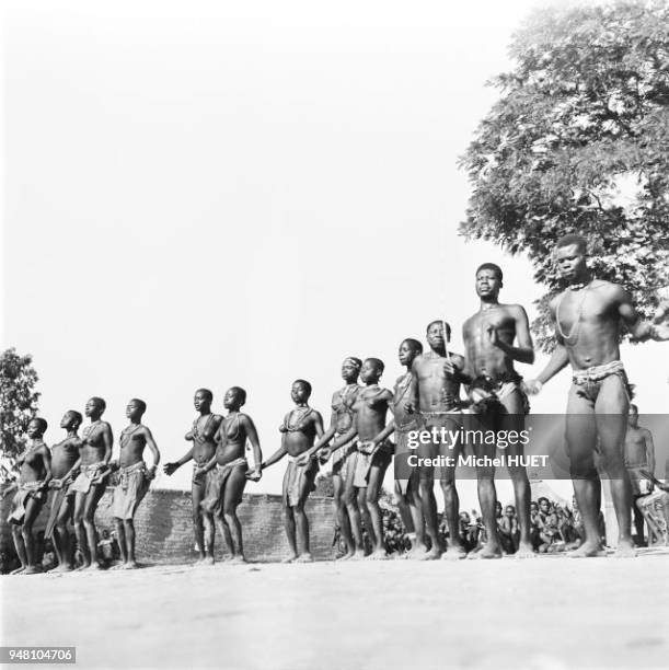 Des jeunes Sara dansent pour mettre en valeur leur tempérament et leur beauté physique au Tchad vers 1950-1953. Des jeunes Sara dansent pour mettre...