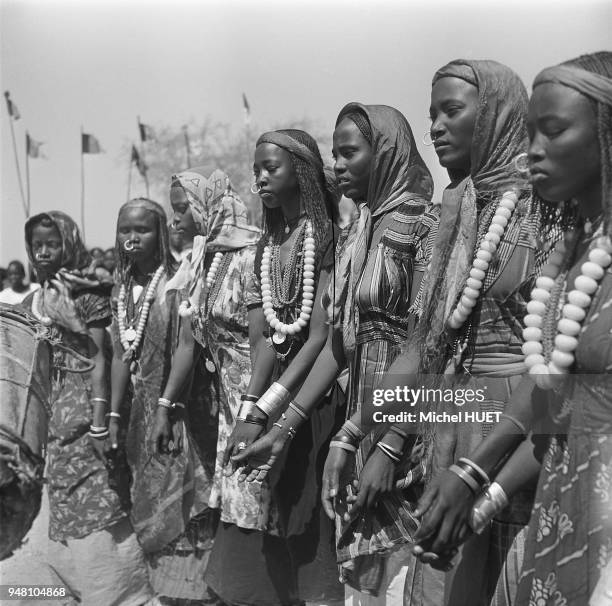 Un groupe de femmes Teda-Daza de la région de Fada au Tchad, sont revêtues de grands pagnes de cotonnade dont elles ramènent un pan au-dessus de la...