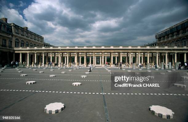 LES COLONNES DE BUREN DANS LES JARDINS DU PALAIS ROYAL, PARIS 1.