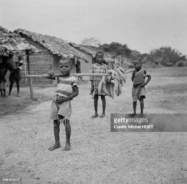 Enfants transportant des bananes dans la province Orientale, circa 1950, République démocratique du Congo.
