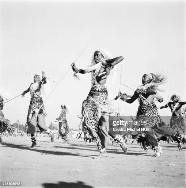 Les danseurs intore sont les guerriers du royaume Tutsi à Nyanza au Rwanda vers 1950-1953. Les danseurs intore sont les guerriers du royaume Tutsi à...