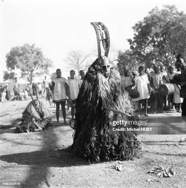 Un masque de divertissement chez les Bobo de Dédougou au Burkina Faso au début des années 1950. Un masque de divertissement chez les Bobo de Dédougou...