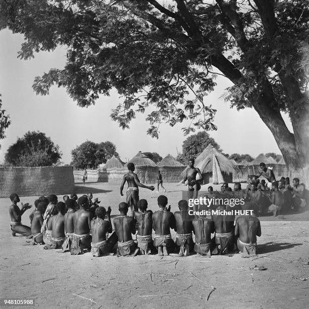 Des jeunes filles et garçons Sara s'affrontent lors de danses de séduction au Tchad vers 1950-1953. Des jeunes filles et garçons Sara s'affrontent...