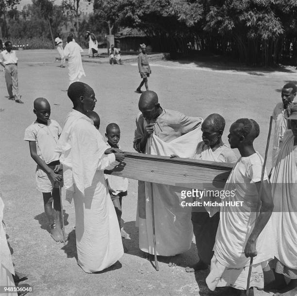 Des musiciens Tutsi jouent de la cithare à six ou sept cordes tendues sur une planche de bois évidée pour accompagner le chant dynastique ibisogo au...
