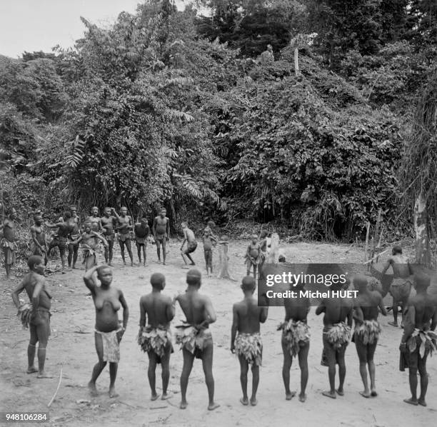 Danse traditionnelle chez les Pygmées, dans la province Orientale, circa 1950, République démocratique du Congo.