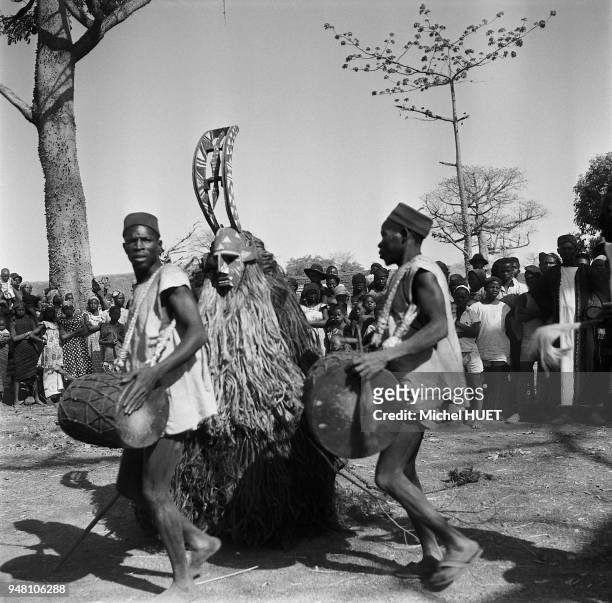 Masque de divertissement chez les Bobo de Dédougou au Burkina Faso vers 1950-1953. Masque de divertissement chez les Bobo de Dédougou au Burkina Faso...