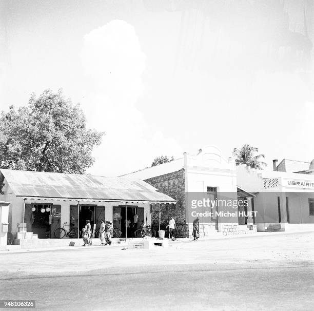 Une rue commerçante en Afrique vers 1950-1953.