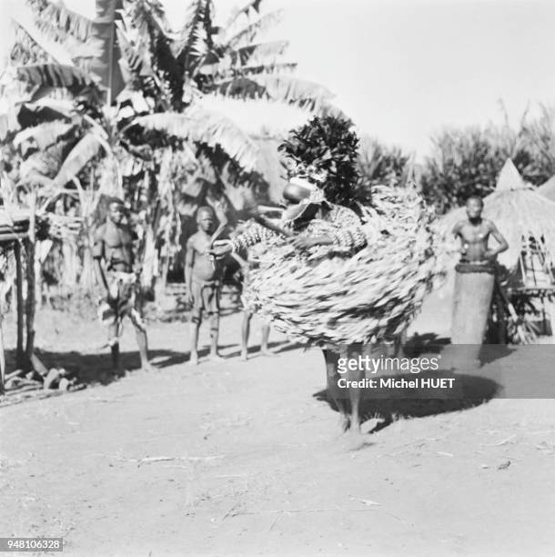Un guerrier salampasu porte un masque de la danse mfuku dans la région de Luiza au Zaïre vers 1950-1960. Le masque est complété par une coiffure de...