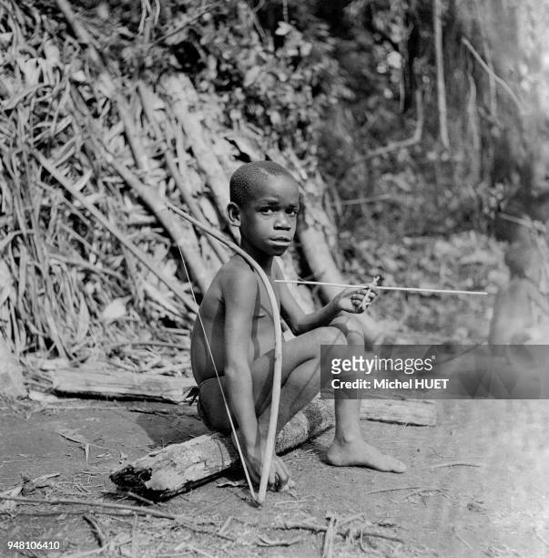 Enfant chasseur Pygmée dans la province Orientale, circa 1950, République démocratique du Congo.