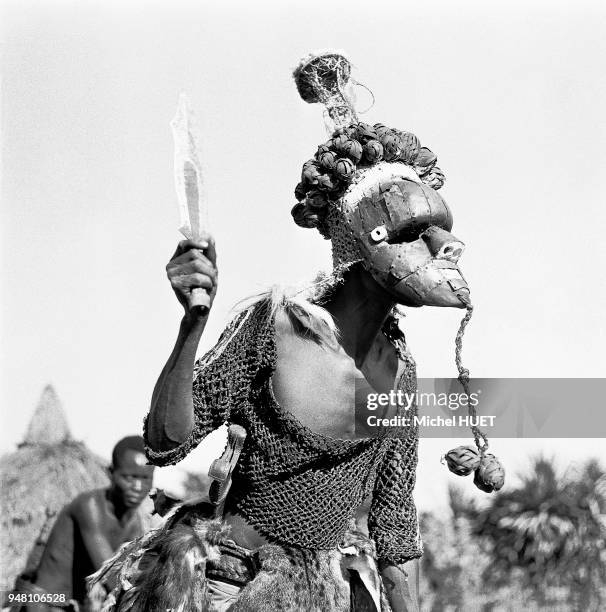 Un guerrier salampasu porte un masque de la danse mfuku dans la région de Luiza au Zaïre vers 1950-1960. Le masque est complété par une coiffure de...