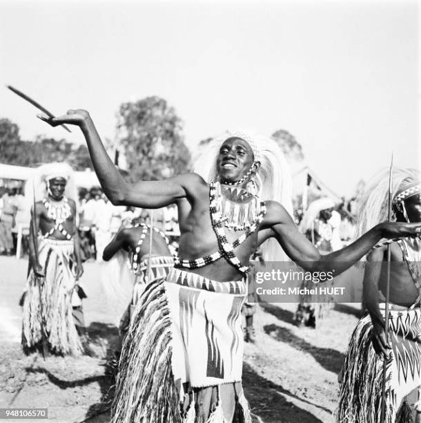 Les danseurs intore sont les guerriers du royaume Tutsi à Nyanza au Rwanda vers 1950-1953. Les danseurs intore sont les guerriers du royaume Tutsi à...