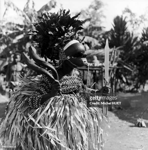 Un guerrier salampasu porte un masque de la danse mfuku dans la région de Luiza au Zaïre vers 1950-1960. Le masque est complété par une coiffure de...