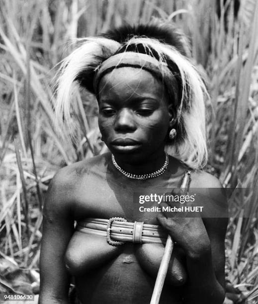 Rite d'initiation d'une jeune fille Baya après excision à Bagali en Centrafrique en 1950-1953. Rite d'initiation d'une jeune fille Baya après...