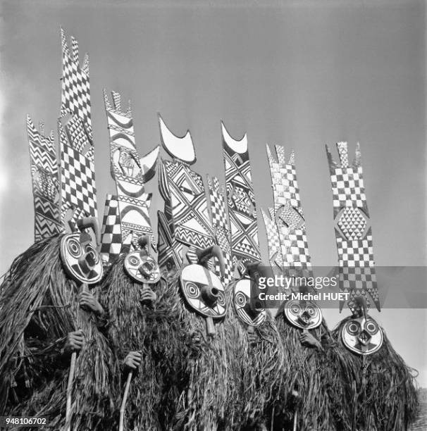 Masques Doyo des Bwa-Kademba lors d'un rite de procession au Burkina Faso au début des années 1950. Les danseurs tiennent le masque à la main au...