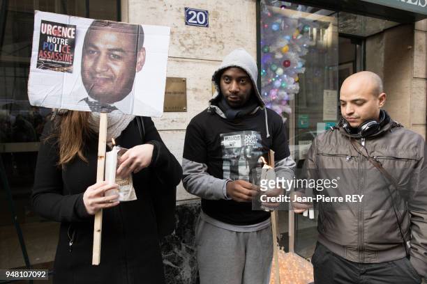 Un collectif " Urgence Notre Police Assassine " contre les violences policières manifeste rue Monsieur Le Prince à Paris devant la plaque en mémoire...
