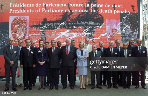 Différents présidents d'assemblées parlementaires posent pour la photo de famille, le 22 juin 2001 à Strasbourg, peu avant la séance solennelle de...