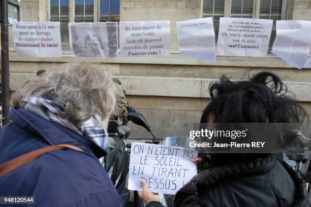 Un collectif " Urgence Notre Police Assassine " contre les violences policières manifeste rue Monsieur Le Prince à Paris devant la plaque en mémoire...