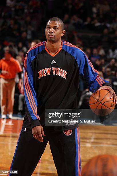 Jonathan Bender of the New York Knicks stretches before game against the Los Angeles Clippers on December 18, 2009 at Madison Square Garden in New...