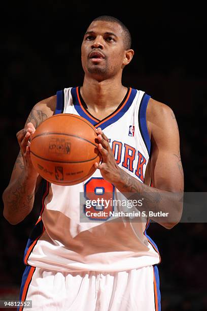 Jonathan Bender of the New York Knicks sets up to shoot against the Los Angeles Clippers on December 18, 2009 at Madison Square Garden in New York...