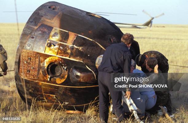 The capsule of transfer vessel Soyouz TM-14 made a safe landing in the middle of the Kazhak steppe.