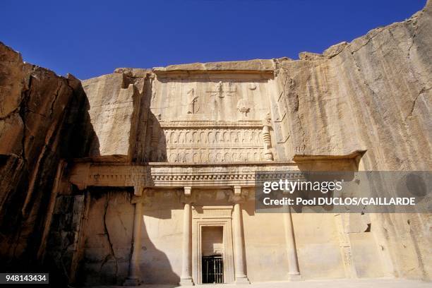 Tomb of Artaxerxes III, Artaxerxes facing God Hura Mazda.