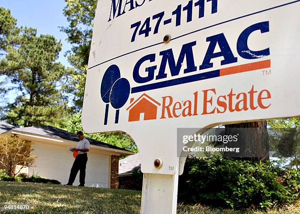 Realtor Greg Ryan walks the grounds of a property listed through GMAC Real Estate in Bossier City, Louisiana, Monday, April 3, 2006. General Motors...