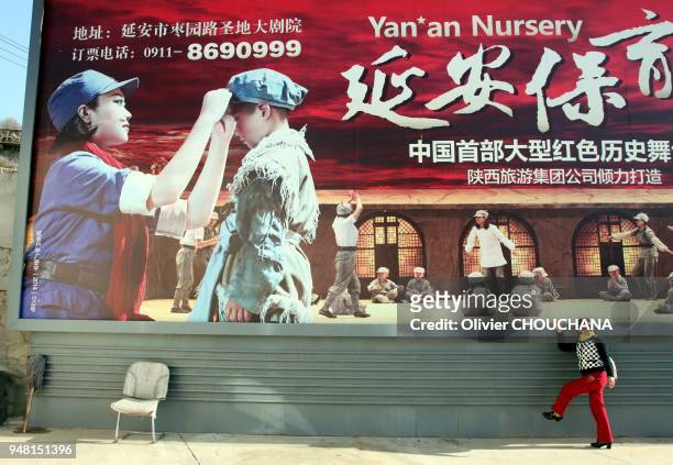Une touriste chinoise pose devant une affiche de spectacle sur le site mythique de Yan' An, berceau du Maoisme dans la province du Shanxi le 10...