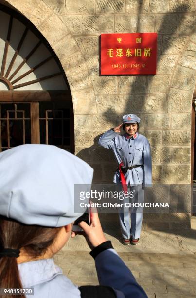 Des touristes chinois posent pour des photos, deguisés en gardes rouges révolutionnaires sur le site mythique de Yan' An, berceau du Maoisme dans la...