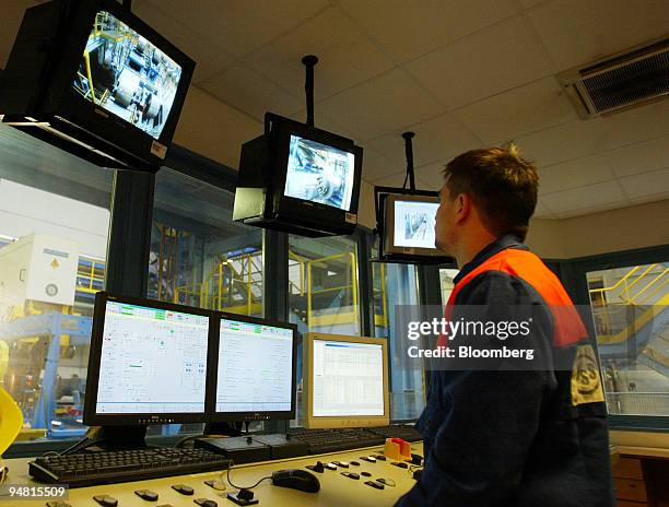 Factory Operational Control Operation Control Centre Photos and Premium High Res Pictures - Getty ...