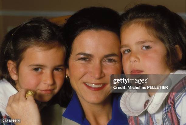 . CLOSE-UP MICHELE BARZACH ET SES FILLES.