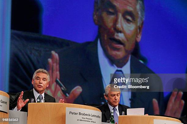 Nestle SA Chief Executive Peter Brabeck-Letmathe, left, and Chairman of the Board of Directors Rainer E. Gut, right, speak at the Nestle annual...