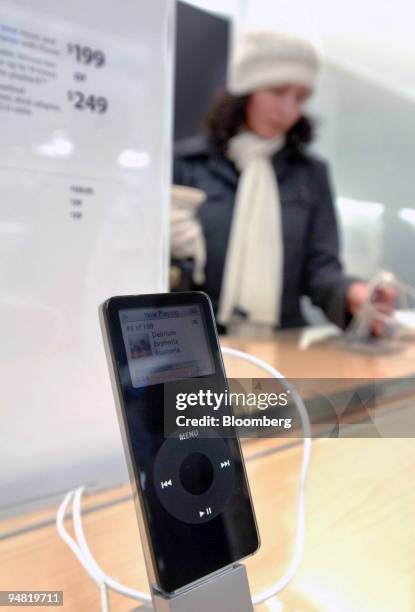 Valerie Whalen looks at an iPod nano at The Apple Store in New York on Wednesday, January 18, 2006. Apple Computer Inc. May today report profit...