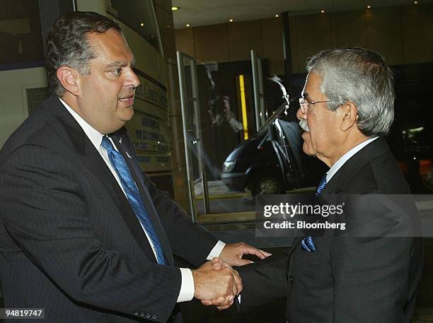 Energy Secretary Spencer Abraham, left, shakes hands with Saudi oil minister Ali al-Naimi at the 9th International Energy Forum in Amsterdam, The...