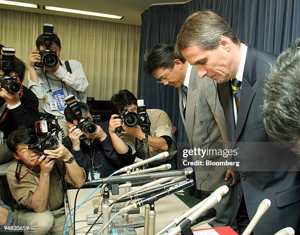Mitsubishi Fuso Truck & Bus Corp. President and CEO Wilfried Porth bows in apology during a news conference at the Ministry of Land, Infrastructure...