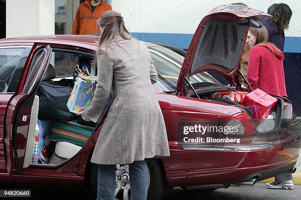 Travelers load their luggage in to a car outside the Jet Blue arrivals terminal at John F. Kennedy Airport in New York, Friday, December 23, 2005. As...