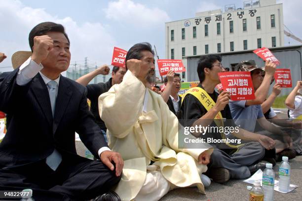 People protest the lifting of a ban against U.S. Beef imports in Yongin, South Korea, on Thursday, June 26, 2008. South Korea lifted a ban on U.S....