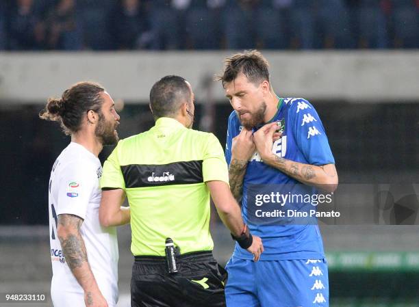 Referee Marco Guida speakes with Francesco Acerbi of US Sassuolo during the serie A match between Hellas Verona FC and US Sassuolo at Stadio...