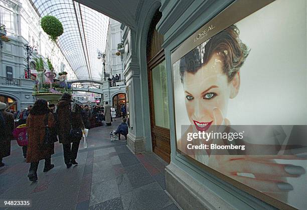 Shoppers crowd the central gallery of Moscow's GUM department store, Tuesday, March 15, 2005.